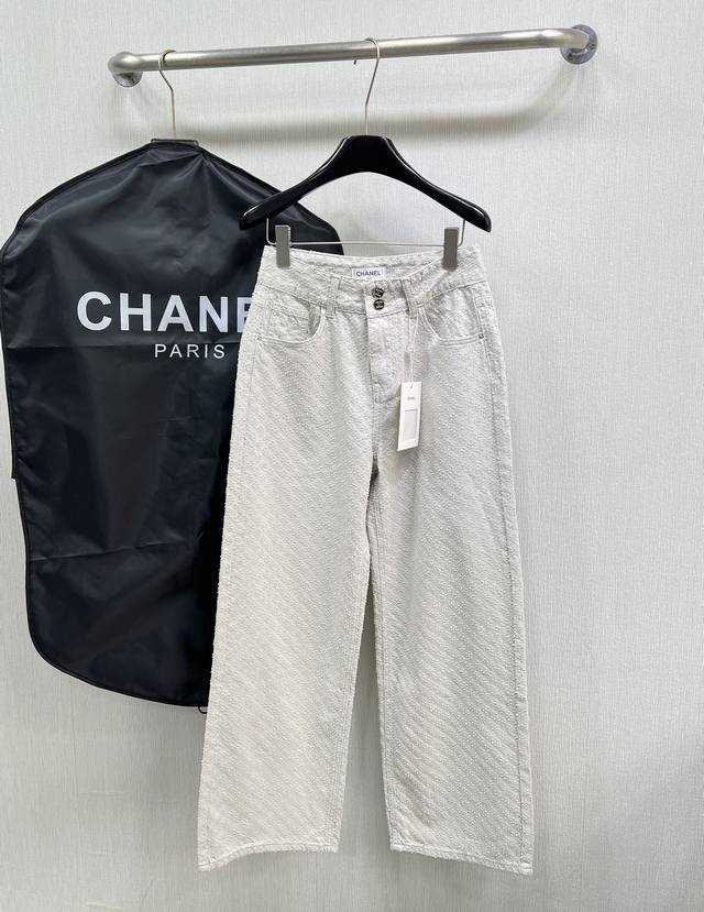 Chanel24Ss小香三色提花两粒扣长裤 采用100%纯棉的面料 牛仔上身柔软 经典提花设计 一眼的高级 富家千金即视感 低调又时髦 耐看永远不过时 质感超赞